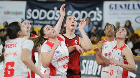 El BF León se quedó sin premio en el Palacio Municipal de Deportes tras caer por 90-93 ante el Siroko Gijón Basketball en un encuentro vibrante, decidido en los últimos instantes. Fotos: Isaac Llamazares