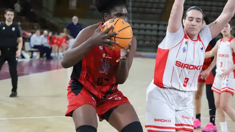 El BF León se quedó sin premio en el Palacio Municipal de Deportes tras caer por 90-93 ante el Siroko Gijón Basketball en un encuentro vibrante, decidido en los últimos instantes. Fotos: Isaac Llamazares