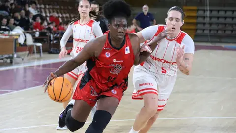 El BF León se quedó sin premio en el Palacio Municipal de Deportes tras caer por 90-93 ante el Siroko Gijón Basketball en un encuentro vibrante, decidido en los últimos instantes. Fotos: Isaac Llamazares