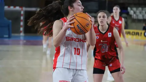 El BF León se quedó sin premio en el Palacio Municipal de Deportes tras caer por 90-93 ante el Siroko Gijón Basketball en un encuentro vibrante, decidido en los últimos instantes. Fotos: Isaac Llamazares