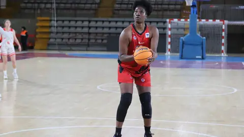 El BF León se quedó sin premio en el Palacio Municipal de Deportes tras caer por 90-93 ante el Siroko Gijón Basketball en un encuentro vibrante, decidido en los últimos instantes. Fotos: Isaac Llamazares