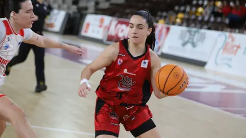 El BF León se quedó sin premio en el Palacio Municipal de Deportes tras caer por 90-93 ante el Siroko Gijón Basketball en un encuentro vibrante, decidido en los últimos instantes. Fotos: Isaac Llamazares