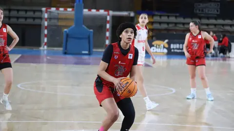 El BF León se quedó sin premio en el Palacio Municipal de Deportes tras caer por 90-93 ante el Siroko Gijón Basketball en un encuentro vibrante, decidido en los últimos instantes. Fotos: Isaac Llamazares