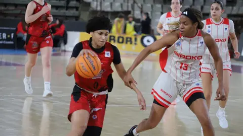 El BF León se quedó sin premio en el Palacio Municipal de Deportes tras caer por 90-93 ante el Siroko Gijón Basketball en un encuentro vibrante, decidido en los últimos instantes. Fotos: Isaac Llamazares