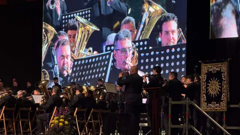 Lleno absoluto en los dos pases del esperado concierto conjunto de las agrupaciones musicales Virgen de los Reyes de Sevilla y del Dulce Nombre de Jesús Nazareno este sábado en el Palacio de Exposiciones. Foto: Ayto. León