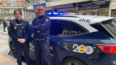 Emma y Víctor, este jueves en la Comisaría de la Policía Nacional de León. A.F.R.