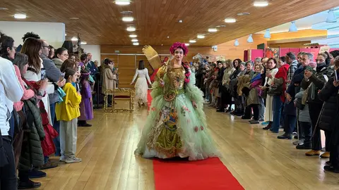 Un desfile de moda en el marco de la muestra 'Cuéntame un cuadro' tuvo en la Pulchra Leonina a su mejor modelo. Foto: Ayto. León