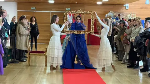 Un desfile de moda en el marco de la muestra 'Cuéntame un cuadro' tuvo en la Pulchra Leonina a su mejor modelo. Foto: Ayto. León