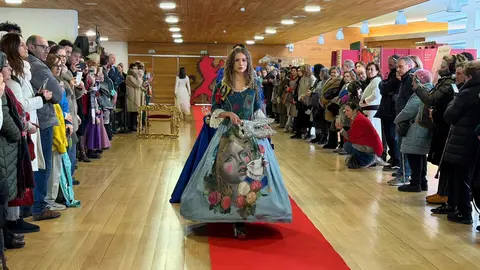 Un desfile de moda en el marco de la muestra 'Cuéntame un cuadro' tuvo en la Pulchra Leonina a su mejor modelo. Foto: Ayto. León