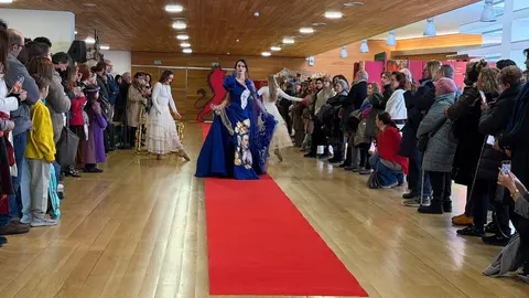 Un desfile de moda en el marco de la muestra 'Cuéntame un cuadro' tuvo en la Pulchra Leonina a su mejor modelo. Foto: Ayto. León