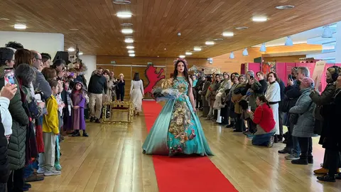 Un desfile de moda en el marco de la muestra 'Cuéntame un cuadro' tuvo en la Pulchra Leonina a su mejor modelo. Foto: Ayto. León