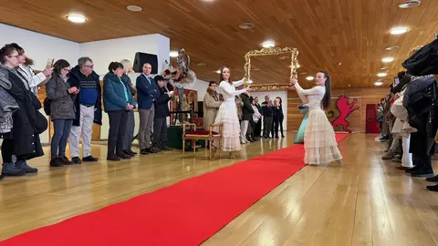 Un desfile de moda en el marco de la muestra 'Cuéntame un cuadro' tuvo en la Pulchra Leonina a su mejor modelo. Foto: Ayto. León