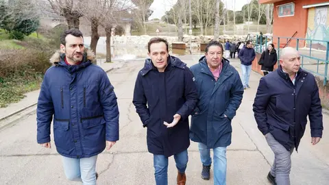El presidente de la Diputación de Valladolid, Conrado Íscar, y el alcalde de Viana de Cega, Alberto Collantes, visitan las zonas afectadas del municipio y a los vecinos tras el desbordamiento del río Cega. Foto: Leticia Pérez.