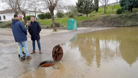 El presidente de la Diputación de Valladolid, Conrado Íscar, y el alcalde de Viana de Cega, Alberto Collantes, visitan las zonas afectadas del municipio y a los vecinos tras el desbordamiento del río Cega. Foto: Leticia Pérez.