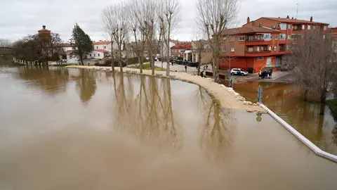 El presidente de la Diputación de Valladolid, Conrado Íscar, y el alcalde de Viana de Cega, Alberto Collantes, visitan las zonas afectadas del municipio y a los vecinos tras el desbordamiento del río Cega. Foto: Leticia Pérez.