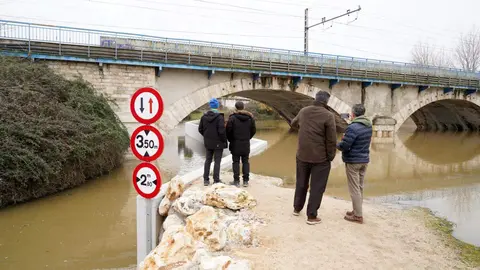 El presidente de la Diputación de Valladolid, Conrado Íscar, y el alcalde de Viana de Cega, Alberto Collantes, visitan las zonas afectadas del municipio y a los vecinos tras el desbordamiento del río Cega. Foto: Leticia Pérez.