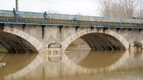 El presidente de la Diputación de Valladolid, Conrado Íscar, y el alcalde de Viana de Cega, Alberto Collantes, visitan las zonas afectadas del municipio y a los vecinos tras el desbordamiento del río Cega. Foto: Leticia Pérez.