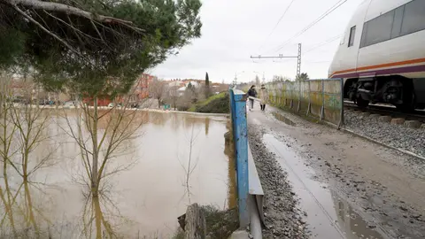 El presidente de la Diputación de Valladolid, Conrado Íscar, y el alcalde de Viana de Cega, Alberto Collantes, visitan las zonas afectadas del municipio y a los vecinos tras el desbordamiento del río Cega. Foto: Leticia Pérez.