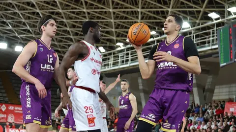 La mejor Cultural llega a tiempo de apuntarse el derbi. Fotos: Isaac Llamazares.