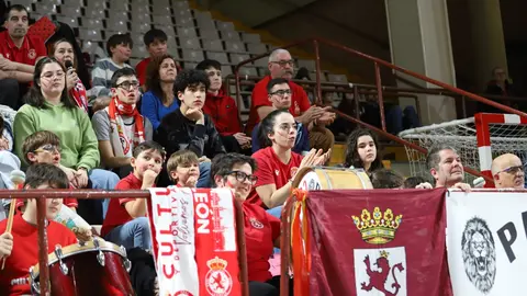 La mejor Cultural llega a tiempo de apuntarse el derbi. Fotos: Isaac Llamazares.
