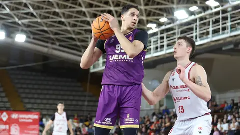 La mejor Cultural llega a tiempo de apuntarse el derbi. Fotos: Isaac Llamazares.