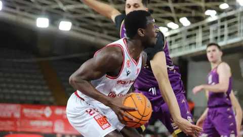 La mejor Cultural llega a tiempo de apuntarse el derbi. Fotos: Isaac Llamazares.