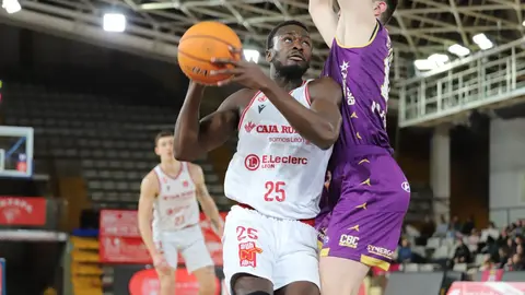 La mejor Cultural llega a tiempo de apuntarse el derbi. Fotos: Isaac Llamazares.