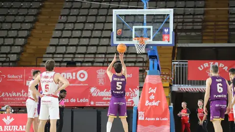 La mejor Cultural llega a tiempo de apuntarse el derbi. Fotos: Isaac Llamazares.