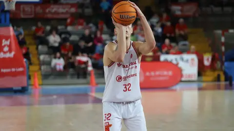 La mejor Cultural llega a tiempo de apuntarse el derbi. Fotos: Isaac Llamazares.