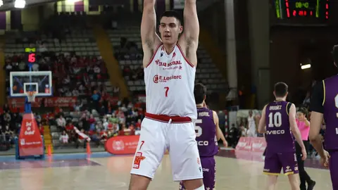 La mejor Cultural llega a tiempo de apuntarse el derbi. Fotos: Isaac Llamazares.