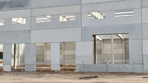 ROR acelera la construcción de su nuevo bloque logístico en Ardoncino: 6.600 metros cuadrados para un centro clave en España y Portugal. La nave, con más de 1.200 m² de área administrativa y estructura prefabricada de alta eficiencia, entra en una fase clave de ejecución y confirma su finalización a lo largo de este año.