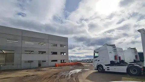 ROR acelera la construcción de su nuevo bloque logístico en Ardoncino: 6.600 metros cuadrados para un centro clave en España y Portugal. La nave, con más de 1.200 m² de área administrativa y estructura prefabricada de alta eficiencia, entra en una fase clave de ejecución y confirma su finalización a lo largo de este año.
