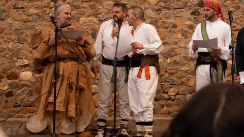 Llamas de la Ribera revivió este domingo una de sus más grandes y antiguas tradiciones, correr el Antruejo, en una fiesta multitudinaria llena de color y folclore. Foto: Jesúsgg.