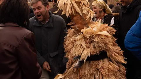 Llamas de la Ribera revivió este domingo una de sus más grandes y antiguas tradiciones, correr el Antruejo, en una fiesta multitudinaria llena de color y folclore. Foto: Jesúsgg.