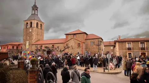 Llamas de la Ribera revivió este domingo una de sus más grandes y antiguas tradiciones, correr el Antruejo, en una fiesta multitudinaria llena de color y folclore. Foto: Jesúsgg.