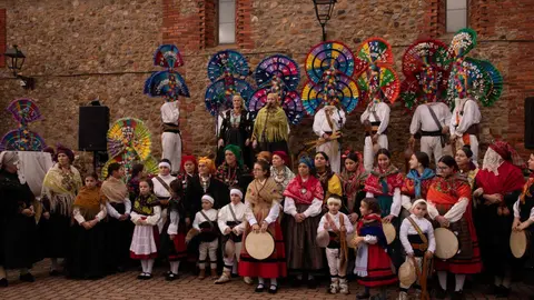 Llamas de la Ribera revivió este domingo una de sus más grandes y antiguas tradiciones, correr el Antruejo, en una fiesta multitudinaria llena de color y folclore. Foto: Jesúsgg.