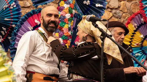 Llamas de la Ribera revivió este domingo una de sus más grandes y antiguas tradiciones, correr el Antruejo, en una fiesta multitudinaria llena de color y folclore. Foto: Jesúsgg.