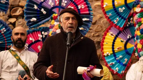 Llamas de la Ribera revivió este domingo una de sus más grandes y antiguas tradiciones, correr el Antruejo, en una fiesta multitudinaria llena de color y folclore. Foto: Jesúsgg.