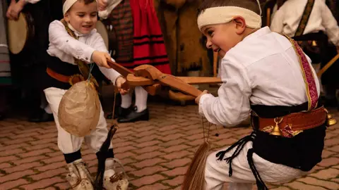 Llamas de la Ribera revivió este domingo una de sus más grandes y antiguas tradiciones, correr el Antruejo, en una fiesta multitudinaria llena de color y folclore. Foto: Jesúsgg.
