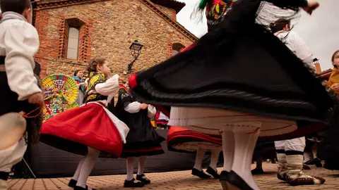 Llamas de la Ribera revivió este domingo una de sus más grandes y antiguas tradiciones, correr el Antruejo, en una fiesta multitudinaria llena de color y folclore. Foto: Jesúsgg.