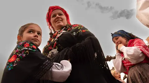 Llamas de la Ribera revivió este domingo una de sus más grandes y antiguas tradiciones, correr el Antruejo, en una fiesta multitudinaria llena de color y folclore. Foto: Jesúsgg.