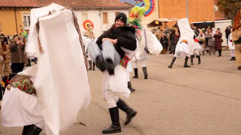 Velilla de la Reina volvió a convertirse este domingo en epicentro del Carnaval leonés con la celebración de su tradicional Antruejo, una cita que reunió a centenares de personas en sus calles y que reafirma su condición de Fiesta de Interés Turístico Provincial. Fotografías de Jesús GG