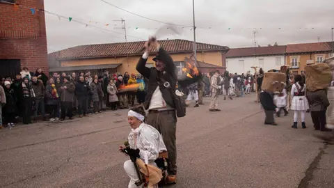 Velilla de la Reina volvió a convertirse este domingo en epicentro del Carnaval leonés con la celebración de su tradicional Antruejo, una cita que reunió a centenares de personas en sus calles y que reafirma su condición de Fiesta de Interés Turístico Provincial. Fotografías de Jesús GG