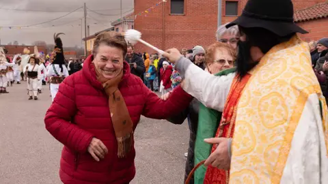Velilla de la Reina volvió a convertirse este domingo en epicentro del Carnaval leonés con la celebración de su tradicional Antruejo, una cita que reunió a centenares de personas en sus calles y que reafirma su condición de Fiesta de Interés Turístico Provincial. Fotografías de Jesús GG