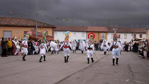 Velilla de la Reina volvió a convertirse este domingo en epicentro del Carnaval leonés con la celebración de su tradicional Antruejo, una cita que reunió a centenares de personas en sus calles y que reafirma su condición de Fiesta de Interés Turístico Provincial. Fotografías de Jesús GG