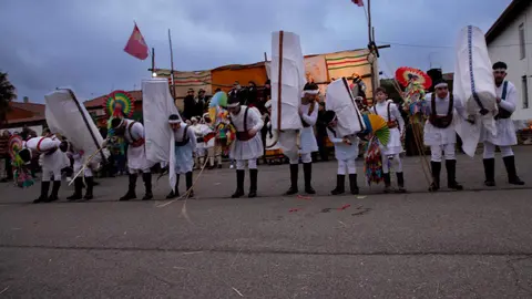 Velilla de la Reina volvió a convertirse este domingo en epicentro del Carnaval leonés con la celebración de su tradicional Antruejo, una cita que reunió a centenares de personas en sus calles y que reafirma su condición de Fiesta de Interés Turístico Provincial. Fotografías de Jesús GG