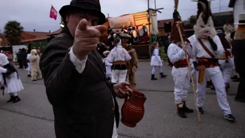 Velilla de la Reina volvió a convertirse este domingo en epicentro del Carnaval leonés con la celebración de su tradicional Antruejo, una cita que reunió a centenares de personas en sus calles y que reafirma su condición de Fiesta de Interés Turístico Provincial. Fotografías de Jesús GG