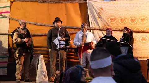 Velilla de la Reina volvió a convertirse este domingo en epicentro del Carnaval leonés con la celebración de su tradicional Antruejo, una cita que reunió a centenares de personas en sus calles y que reafirma su condición de Fiesta de Interés Turístico Provincial. Fotografías de Jesús GG