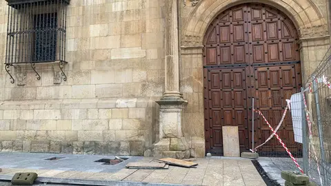 La reurbanización de la Calle Ancha de León ha entrado en una fase ya perceptible para vecinos y visitantes. El nuevo granito elegido para el pavimento comienza a lucir en la zona próxima a la fachada de la Diputación de León, en la plaza de San Marcelo, frente a la Casa Botines, donde ya se aprecia con claridad el acabado definitivo que tendrá la vía. Fotos: A.F. Reca