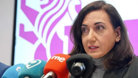 La secretaria general de Unión del Pueblo Leonés y candidata a las Cortes de Castilla y León, Alicia Gallego, y el vicesecretario general de UPL y número 2 de la lista, Luis Mariano Santos, comparecen para hablar sobre los debates electorales televisados. Foto: Campillo.